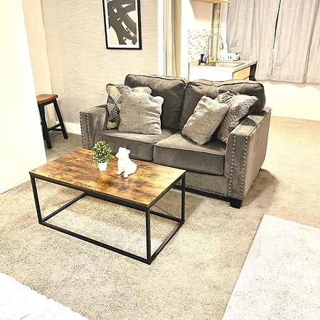 דטרויט Two Bedroom Villa Studio With Fireplace & Living Room מראה חיצוני תמונה