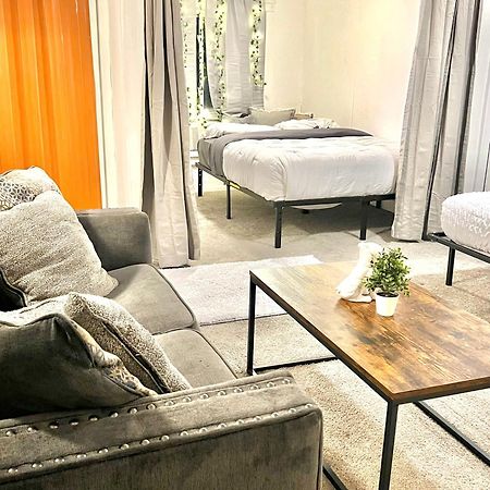 דטרויט Two Bedroom Villa Studio With Fireplace & Living Room מראה חיצוני תמונה
