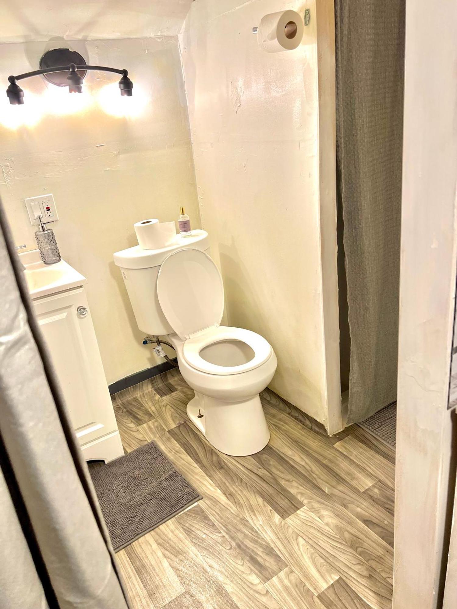 דטרויט Two Bedroom Villa Studio With Fireplace & Living Room מראה חיצוני תמונה
