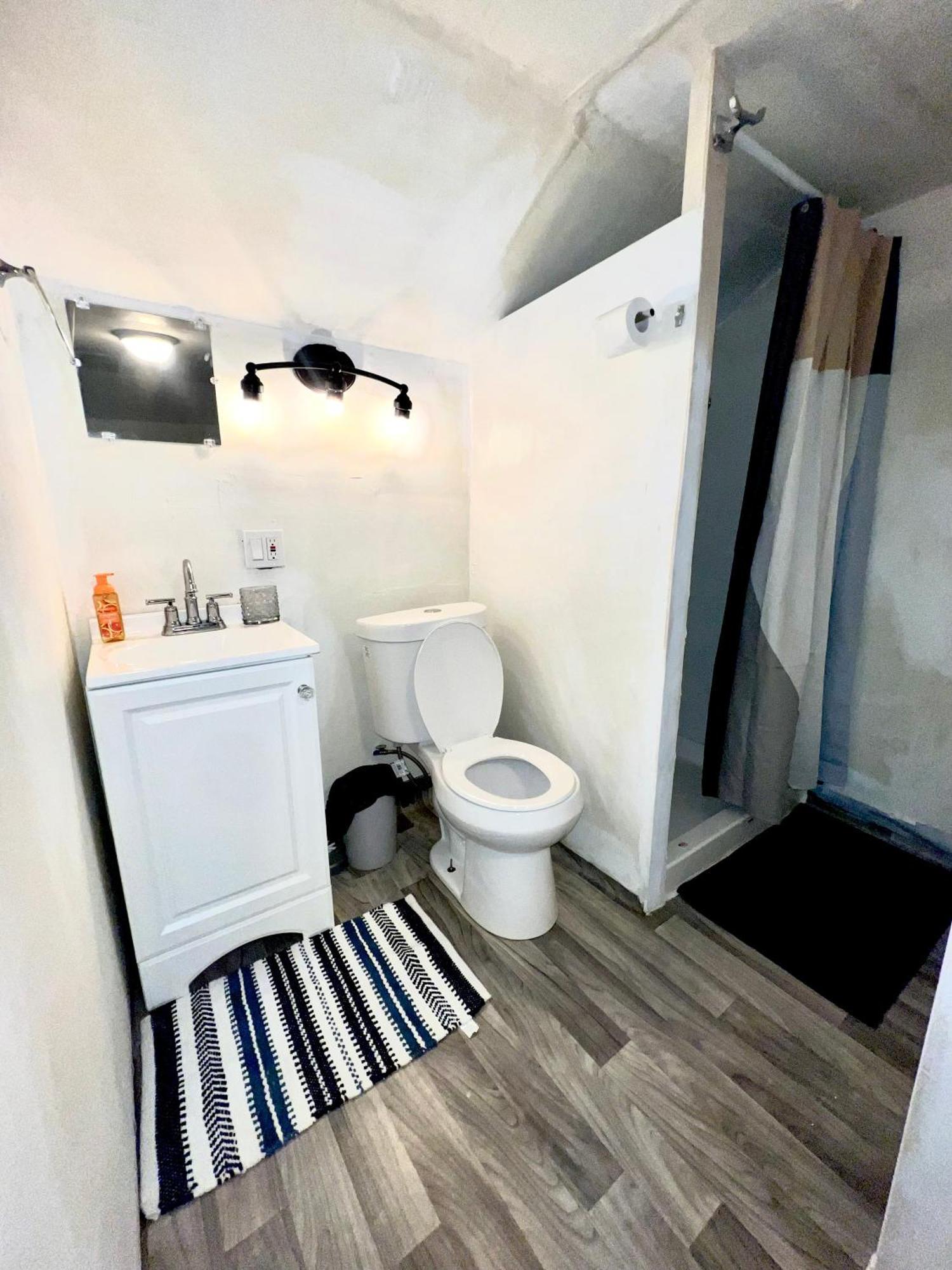 דטרויט Two Bedroom Villa Studio With Fireplace & Living Room מראה חיצוני תמונה